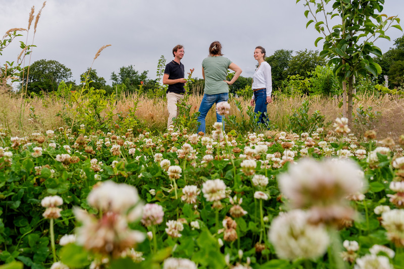 Schevichoven is een van de boerderijen die aangesloten is bij Boeren Natuurlijk. Eigenaresse Eliette van Dam vertelt op deze foto hoe zij op de boerderij met de natuur meewerken.